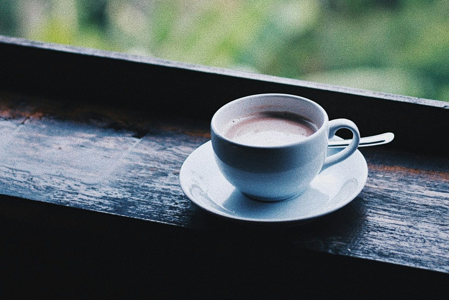 窓際に置かれたコーヒー